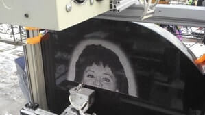 Портрет прямо на установленном памятнике